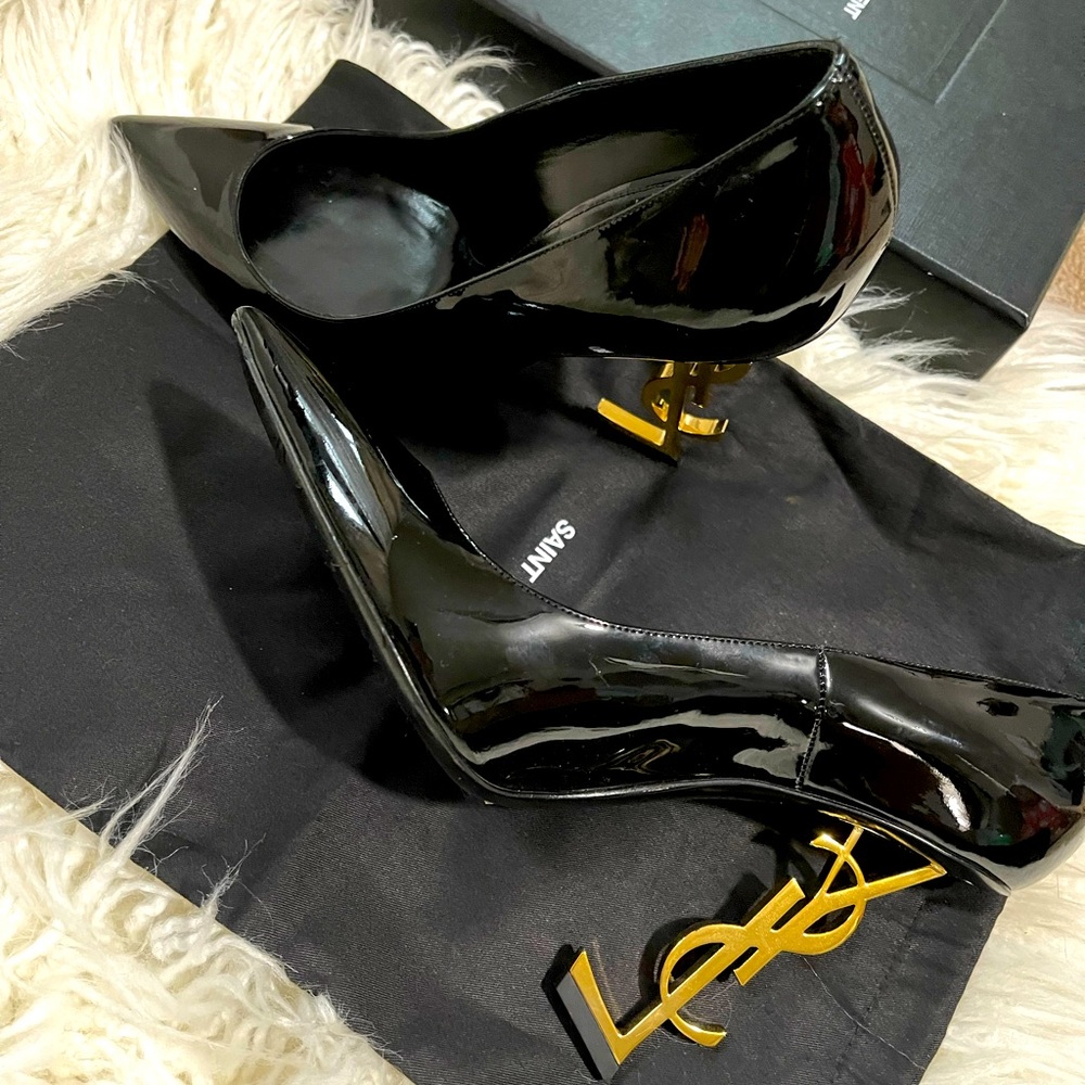 BLACK OPYUM PUMPS IN PATENT LEATHER WITH GOLD HEEL